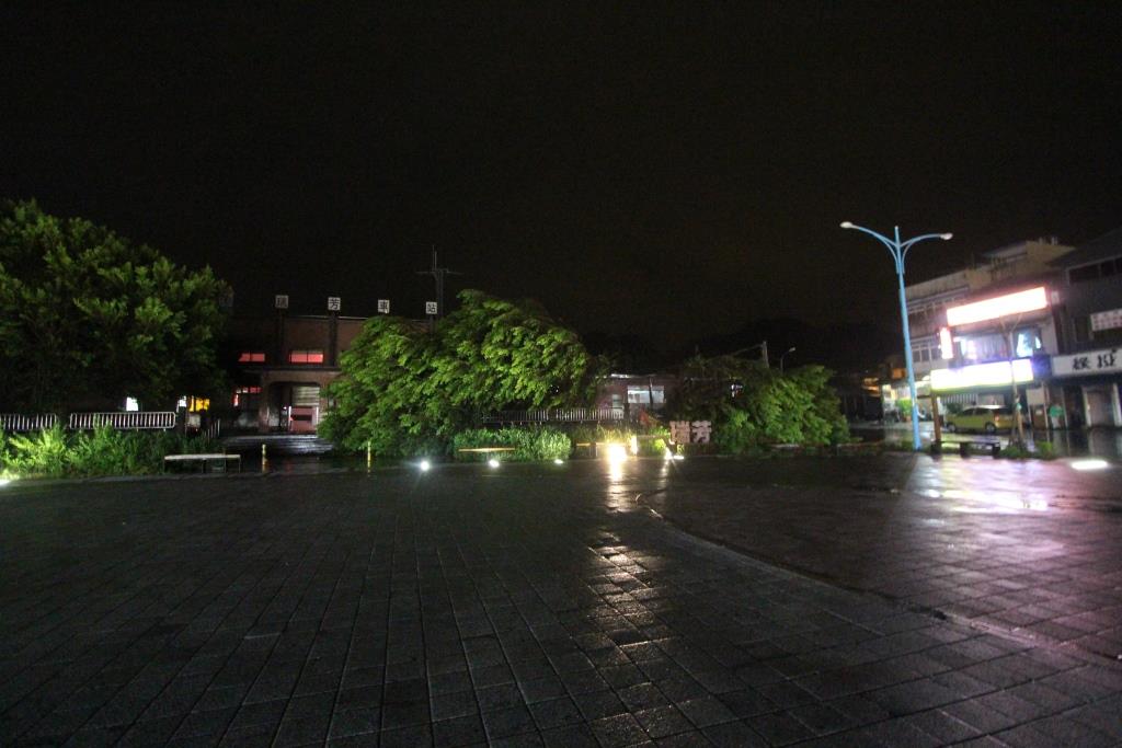 1041130瑞芳火車站站前大樹因颱風已全數移除.1040808颱風後照片 - 瑞芳火車站