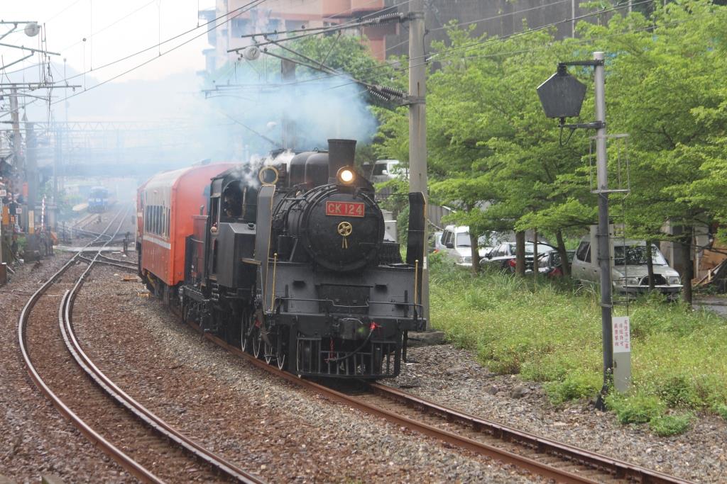 1040827蒸汽火車CK124出瑞芳火車站 - 瑞芳鐵道風情