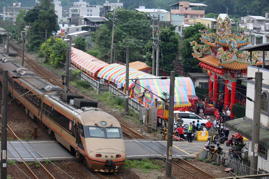 1060416在四腳亭遇見東武鐵道日光詣SPACIA塗裝自強號 - 瑞芳鐵道風情