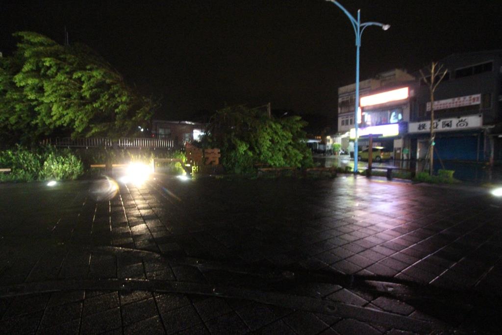 1041130瑞芳火車站站前大樹因颱風已全數移除.1040808颱風後照片 - 瑞芳火車站