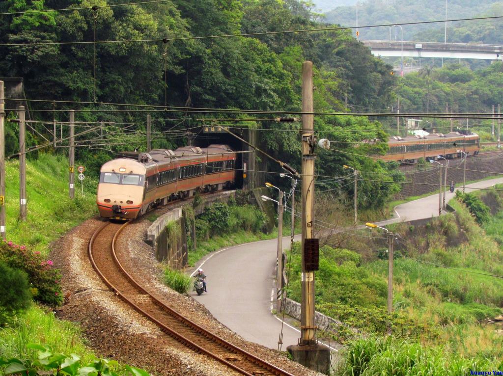 1060416在四腳亭遇見東武鐵道日光詣SPACIA塗裝自強號 - 瑞芳鐵道風情