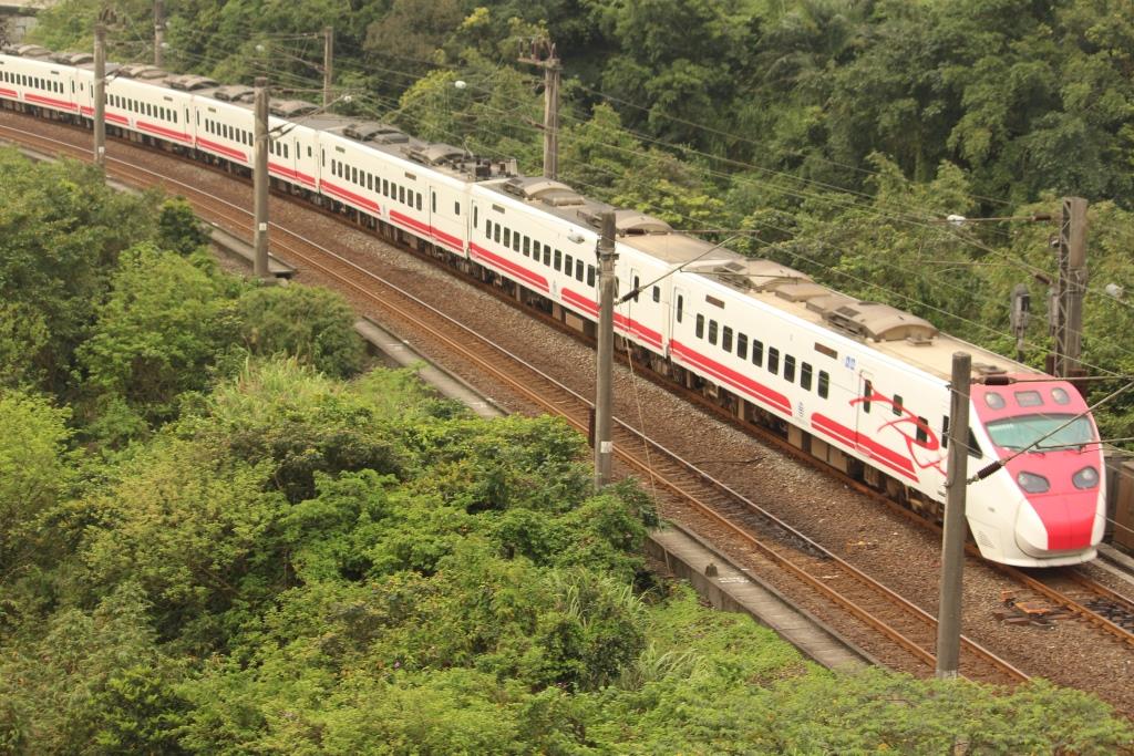 1060407在四腳亭遇見京急電鐵紅色彩繪電車(106.4.6拍普悠瑪) - 瑞芳鐵道風情